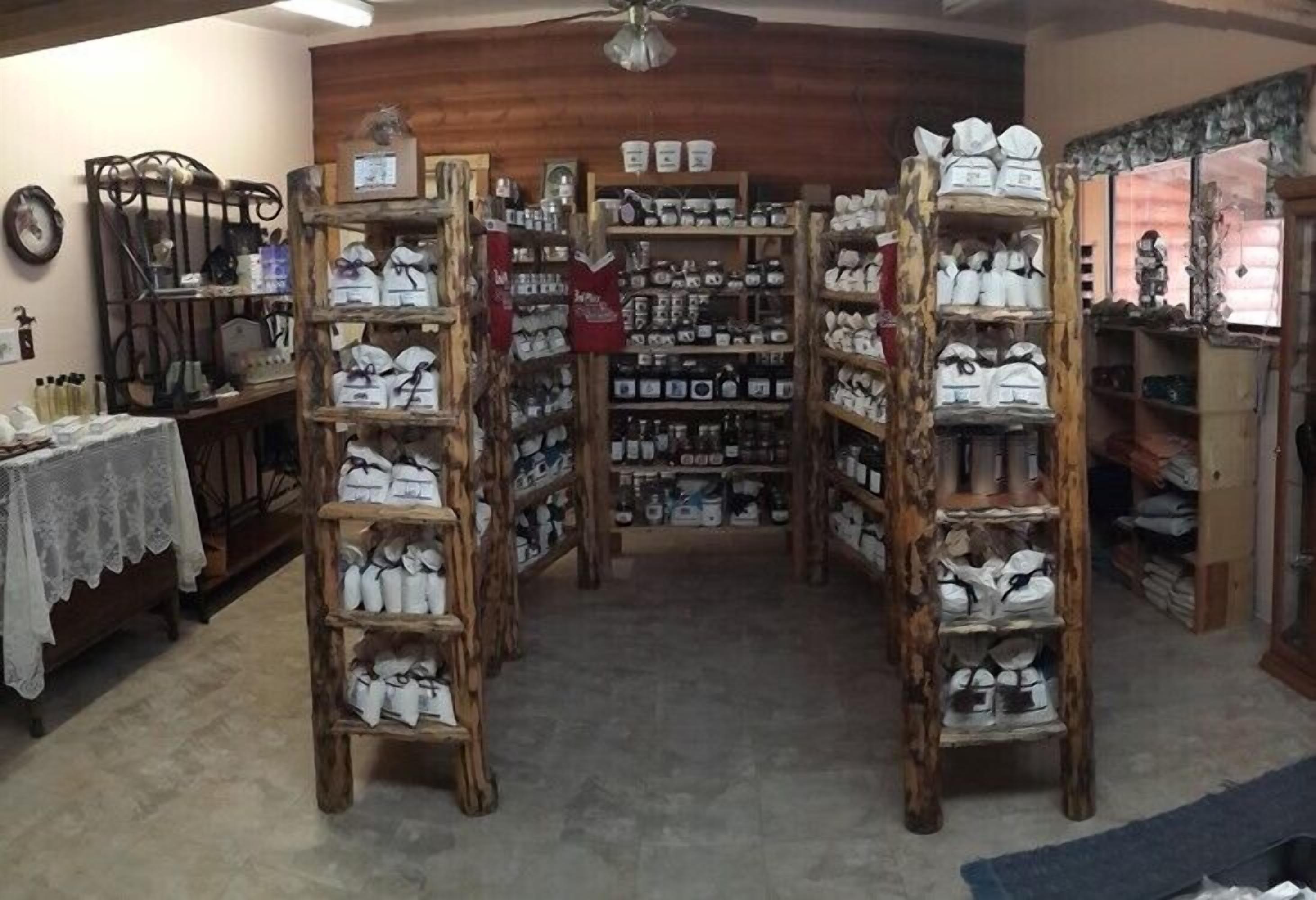 Un magasin de chaussures avec des étagères en bois et une allée centrale.