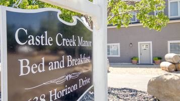 Vista frontal de la propiedad