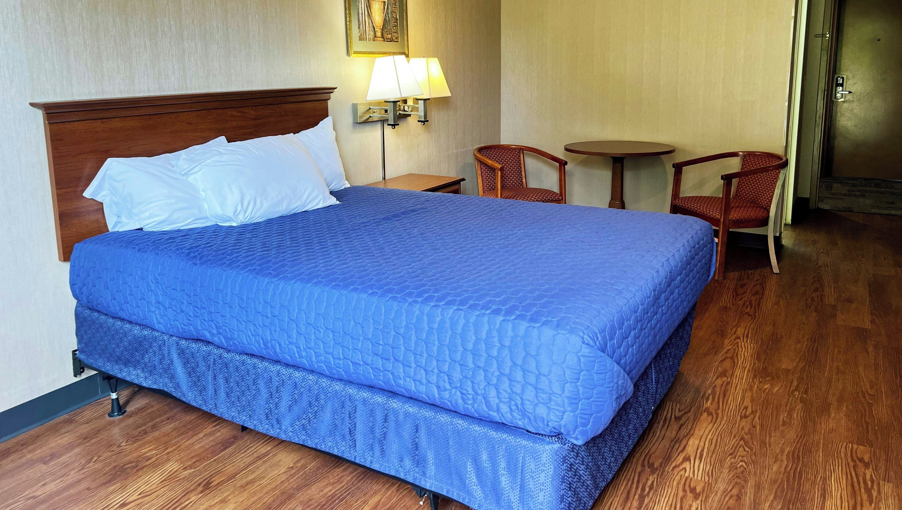 Chambre Deluxe, 1 grand lit, non-fumeurs | Bureau, rideaux occultants, fer et planche à repasser, Wi-Fi gratuit