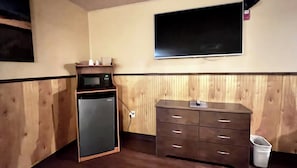 Deluxe Room, 1 Bedroom, Non Smoking | Desk, blackout drapes, iron/ironing board, free WiFi - Magnuson Grand Harrisburg (New Cumberland)
