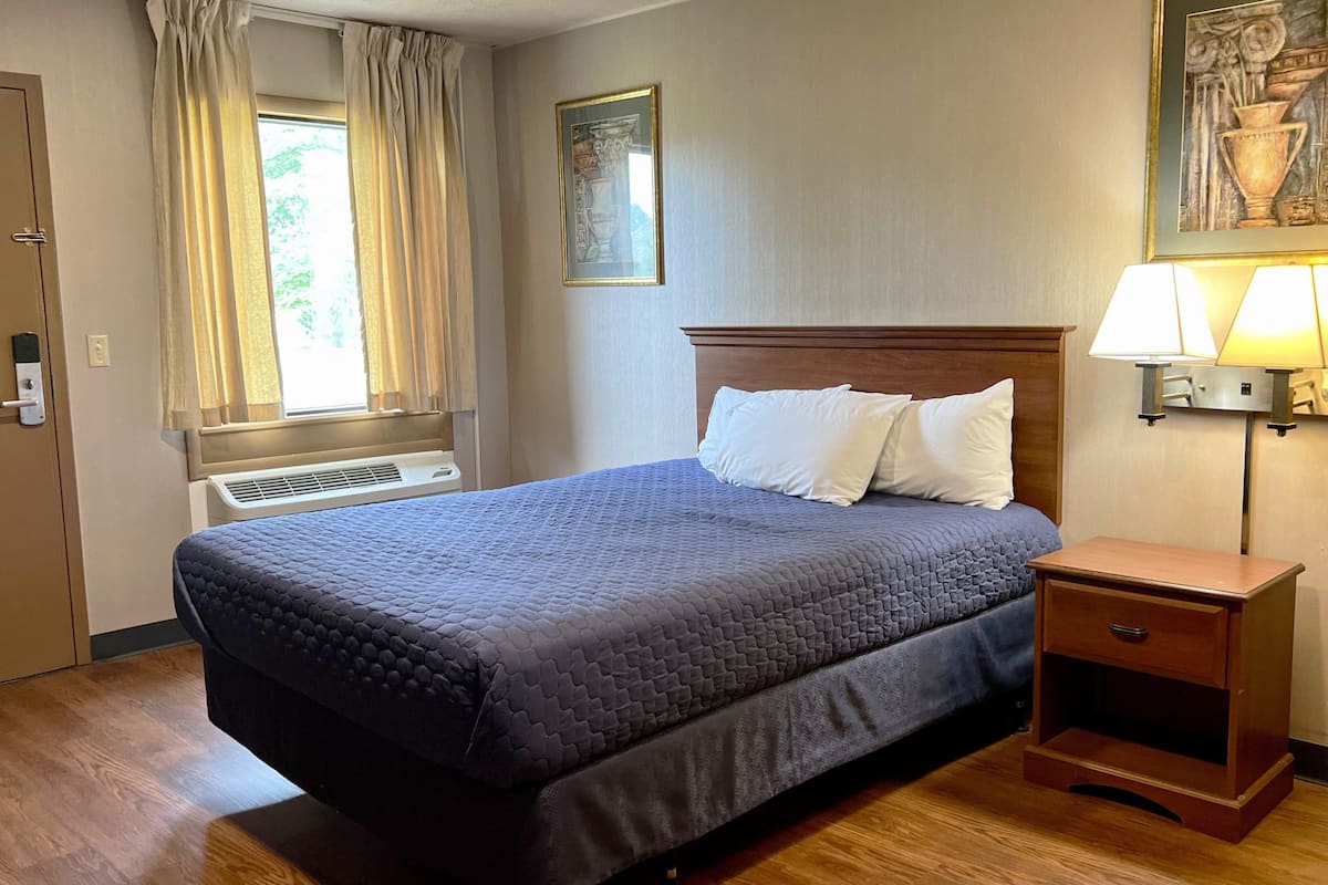 Deluxe kamer, 1 queensize bed, niet-roken | Een bureau, verduisterende gordijnen, een strijkplank/strijkijzer