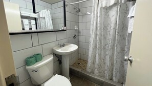 Habitación Deluxe, 1 habitación, para no fumadores | Baño | Tina con regadera, secadora de cabello, toallas 
