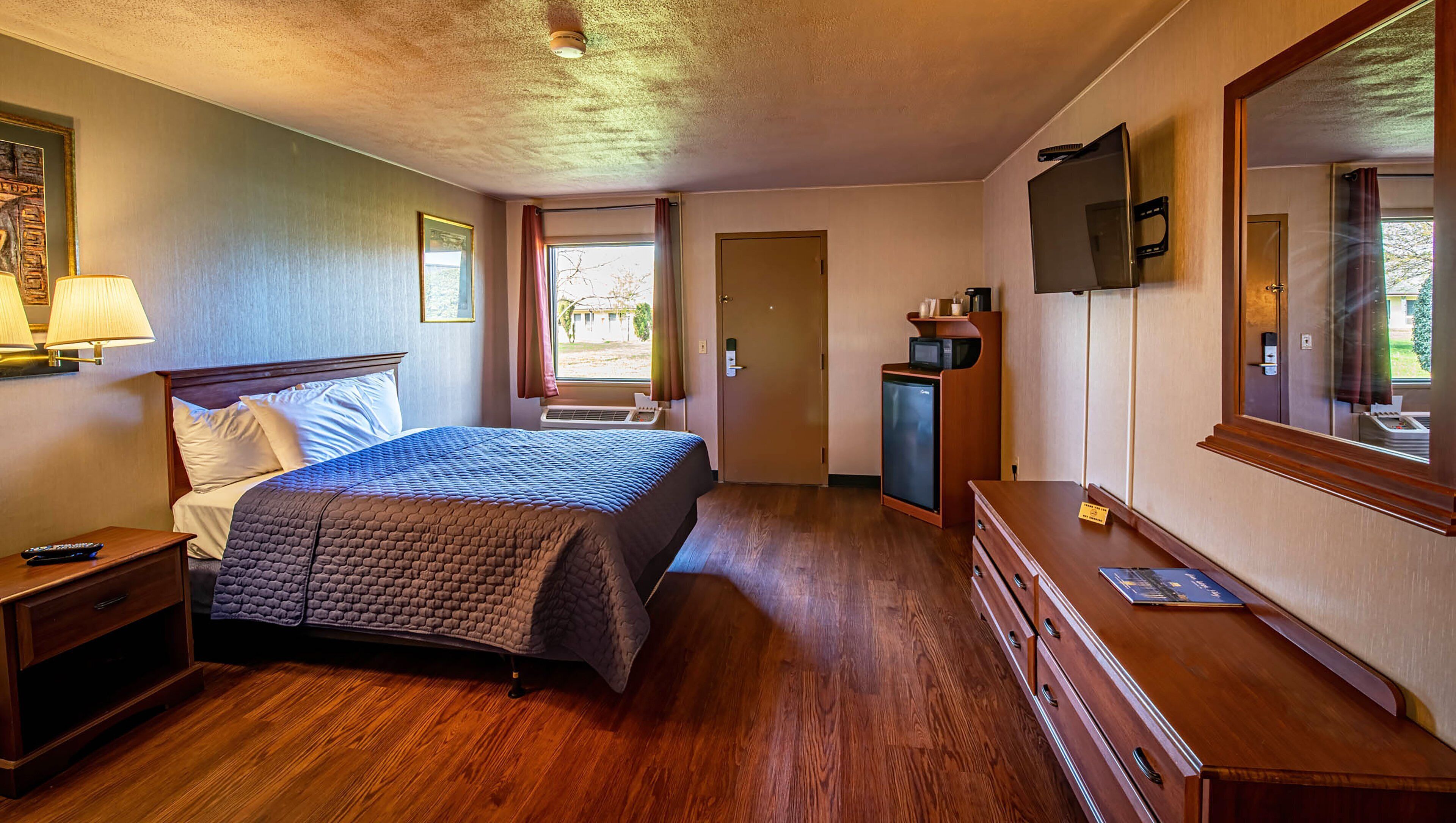 Deluxe Room, 1 Queen Bed, Non Smoking | Desk, blackout drapes, iron/ironing board, free WiFi