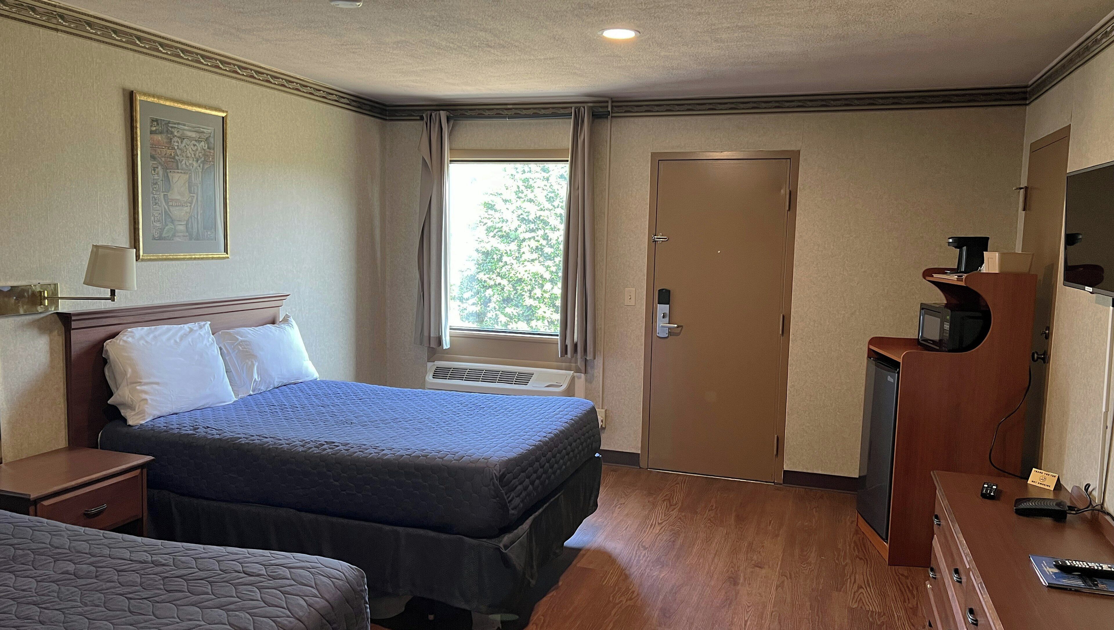 Deluxe Room, 1 Bedroom, Non Smoking | Desk, blackout drapes, iron/ironing board, free WiFi