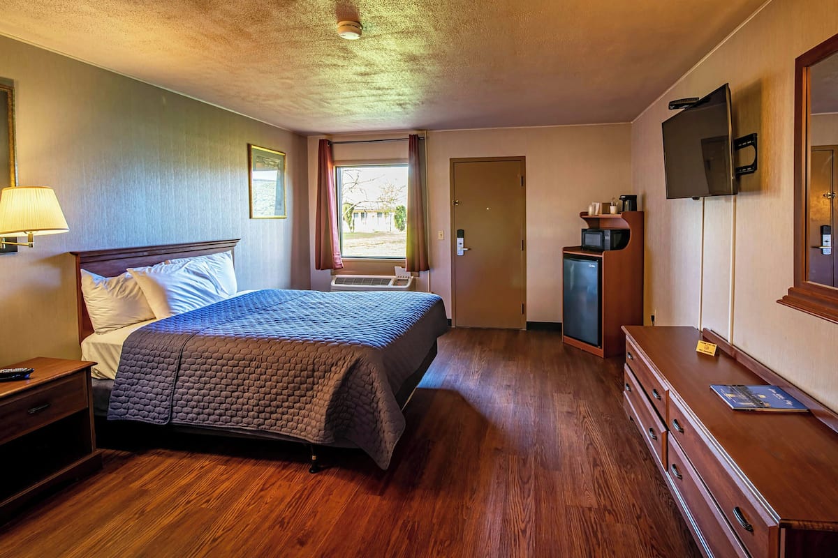 Deluxe Room, 1 Queen Bed, Non Smoking | Desk, blackout drapes, iron/ironing board, free WiFi