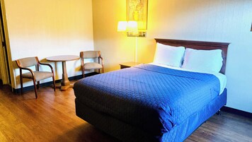 Escritorio, cortinas blackout y tabla de planchar con plancha 