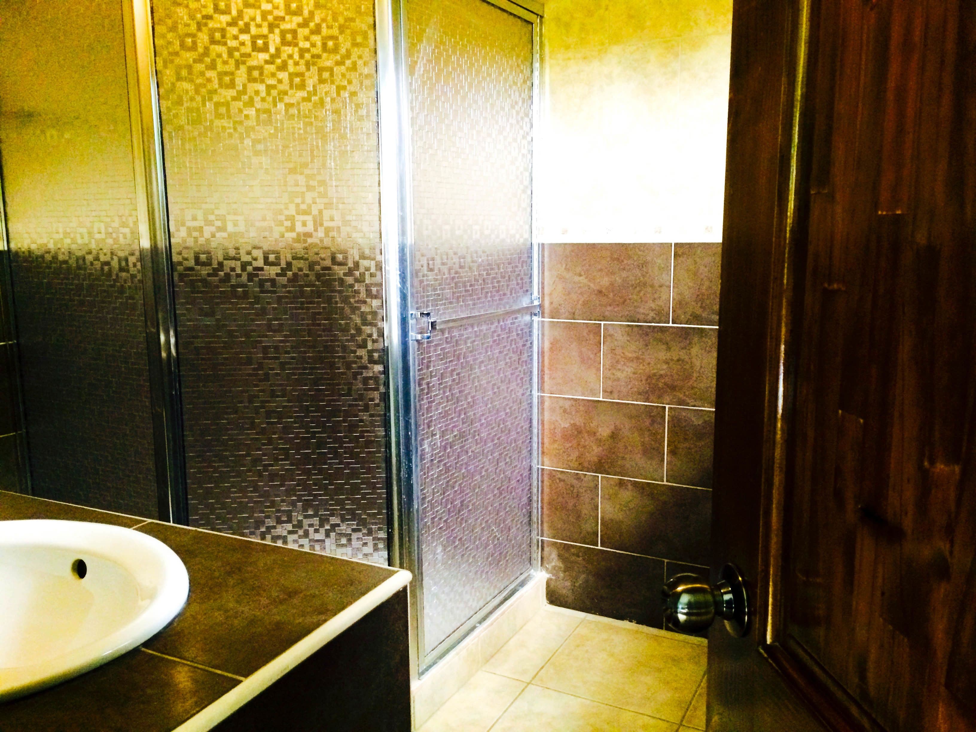 combined shower/bathtub, deep-soaking bathtub, hydromassage showerhead