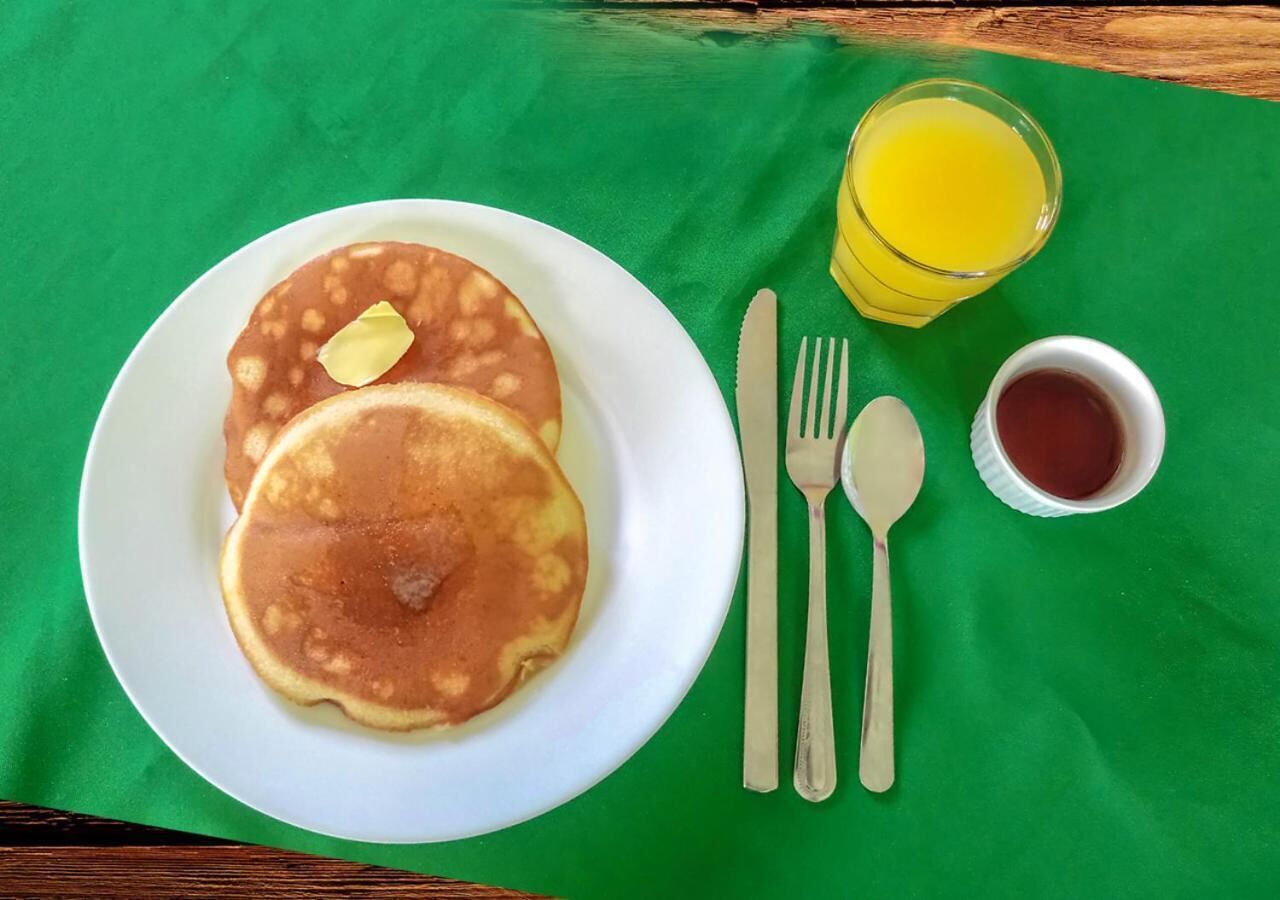 breakfast, lunch, dinner served; international cuisine