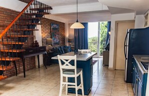 Apartamento executivo, 2 quartos, terraço, na torre | Área de estar | TV de tela plana 32 polegadas com canais a cabo, TV