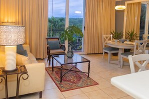 Executive Apartment, 1 King Bed, Pool View | Living area - Altos de Fontana (Managua)