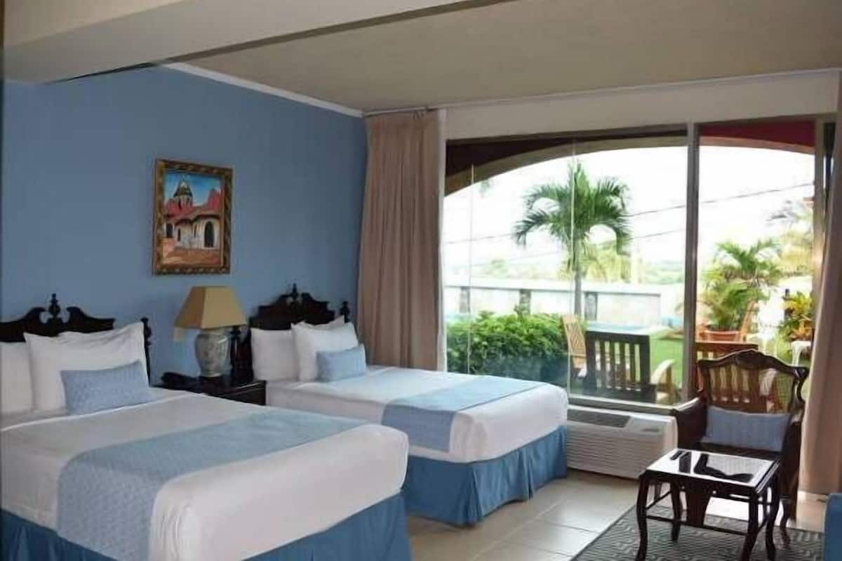 Junior Twin Room | Private kitchen | Fridge, microwave, stovetop, cookware/dishes/utensils