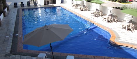 Alberca al aire libre, acceso de 09:00 a 22:00, y camastros