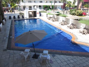 حمّام سباحة خارجي، مفتوح من 9 صباحاً إلى 10:00 مساءً، مقاعد للتشمس