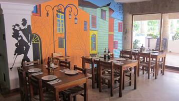 S'hi serveixen esmorzars, dinars i plats de cuina mexicana