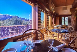 Breakfast, lunch, dinner served; American cuisine  - Glacier Park Lodge (East Glacier Park)