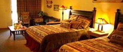 Ein Hotelzimmer mit zwei Betten, einem Nachttisch, einer Lampe und einem Fenster mit Vorhängen.