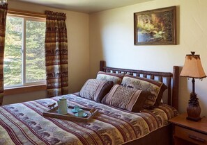 Chambre, 1 grand lit (West Motel) | Surmatelas, bureau, fer et planche à repasser, lits bébé (gratuits)