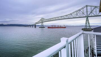 Deluxe King, No Pets | Balcony