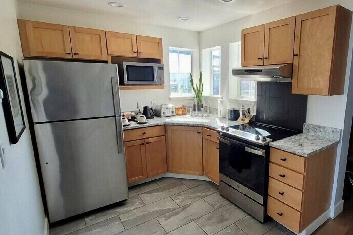 pilot house, balcony, river view (no pets) | private kitchen | fridge, coffee/tea maker, electric kettle