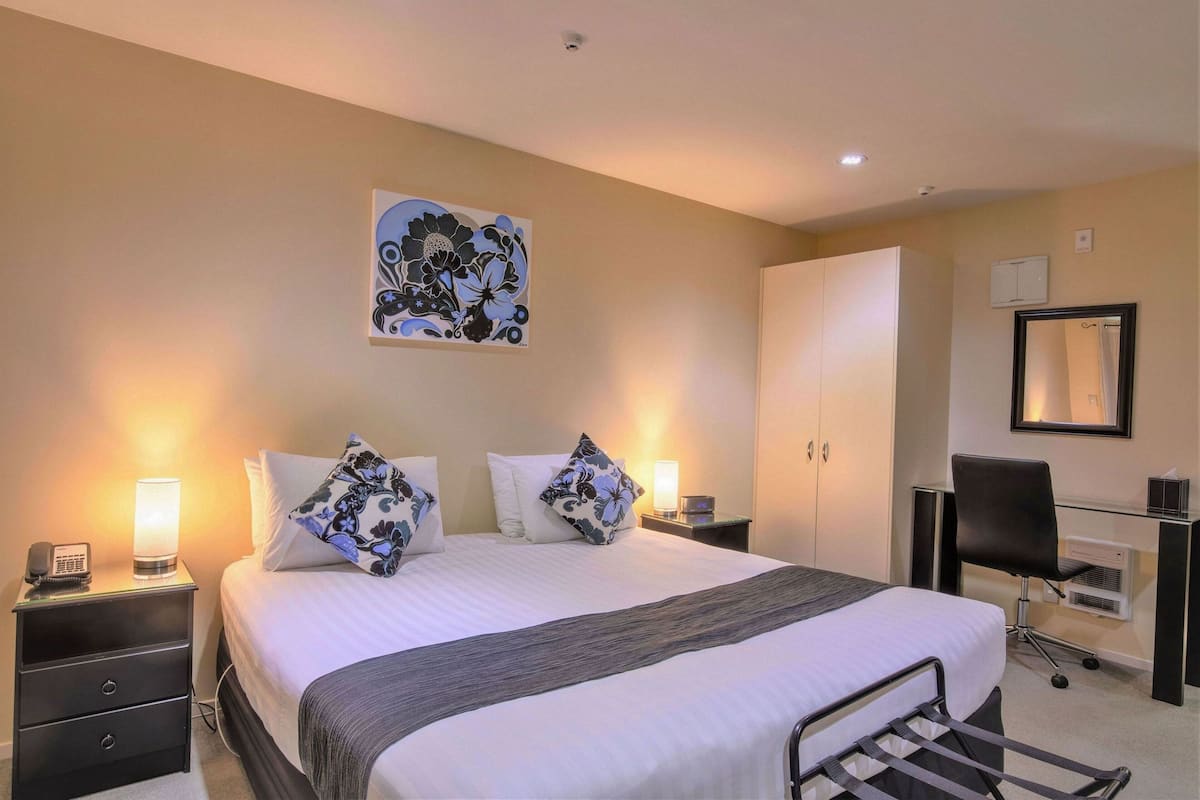 Spa Bath Studio | 2 bedrooms, premium bedding, laptop workspace, soundproofing