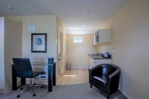 Studio | Sengetøy av topp kvalitet, skrivebord for bærbar PC og lydisolert