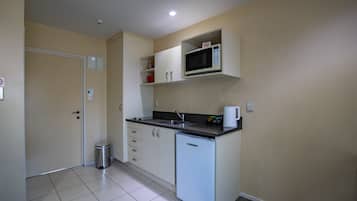 apartman | Privát konyha | Hűtőszekrény, mikrohullámú sütő, főzőlap és elektromos vízforraló