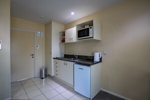 Apartemen | Dapur pribadi | Lemari es, microwave, kompor, dan ketel listrik