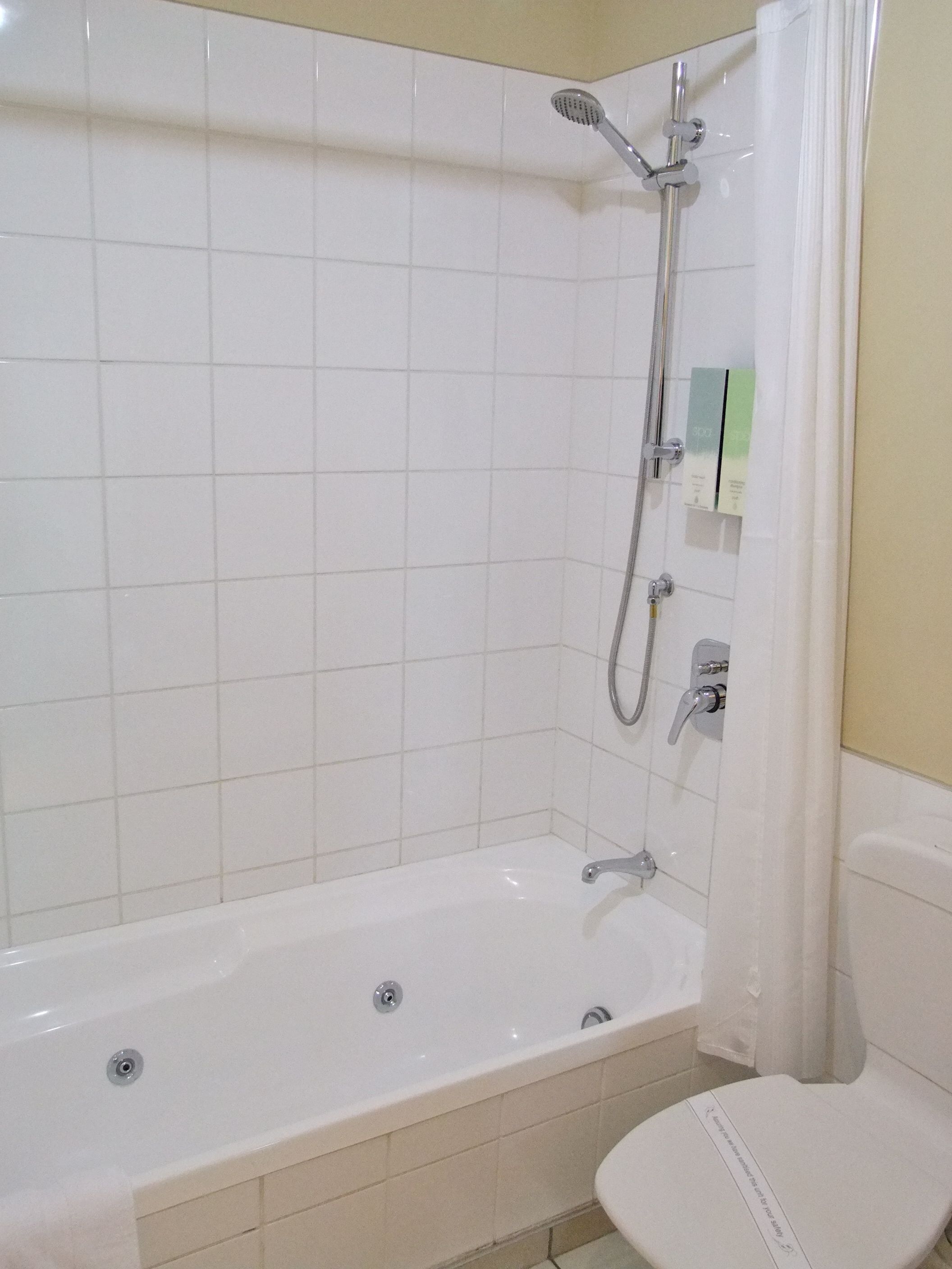 Un baño con bañera, ducha e inodoro.