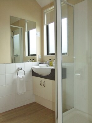 Premium bedding, laptop workspace, soundproofing, iron/ironing board - Abbella Lodge Motel (Christchurch)