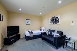 Leilighet | Sengetøy av topp kvalitet, skrivebord for bærbar PC og lydisolert