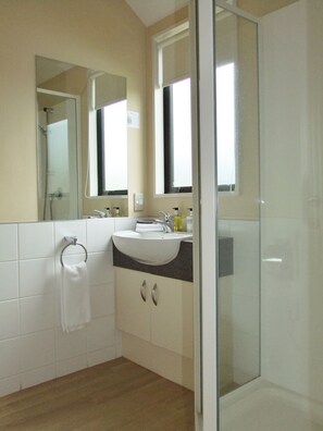 Free toiletries, hair dryer, towels - Abbella Lodge Motel (Christchurch)