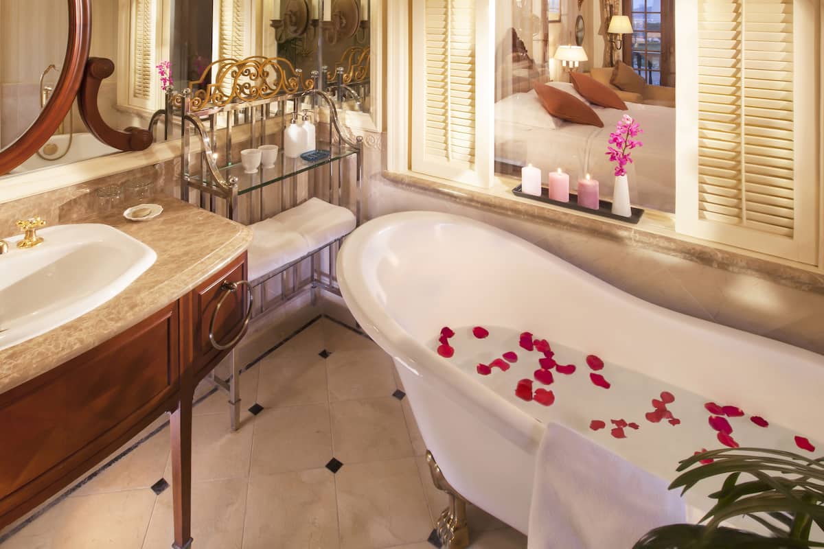 separate bathtub and shower, rainfall showerhead