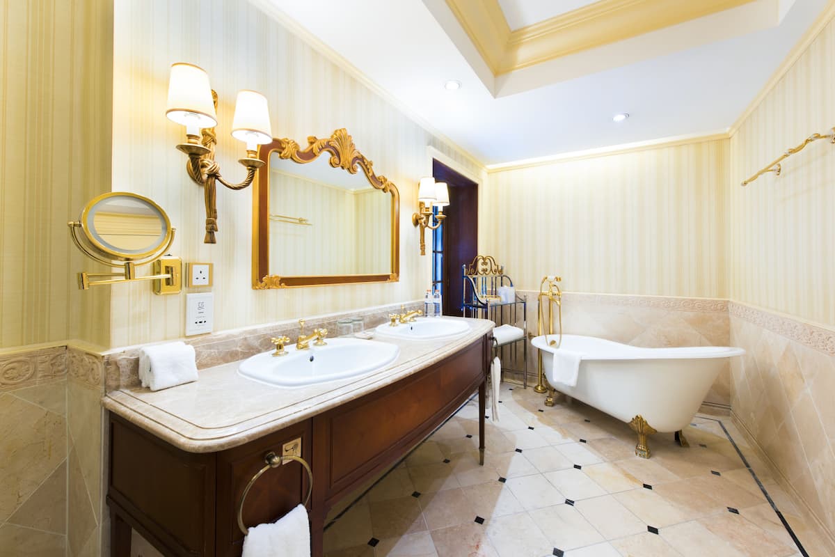 deluxe room, 1 double bed, balcony, city view | bathroom | separate bathtub and shower, rainfall showerhead