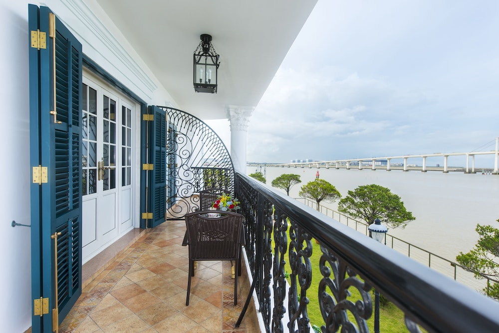 Photo of Rocks Hotel