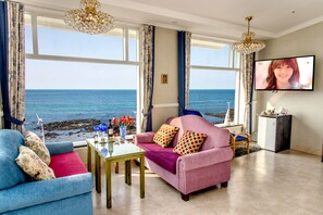 Ocean Suite C (with Bathtub) | Premium bedding, free WiFi - Hotel White House (Jeju City)