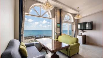 Ocean Suite C (with Bathtub) | Premium bedding, free WiFi