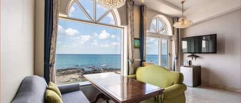 Ocean Suite C (with Bathtub) | Literie de qualité, accÚs au Wi-Fi (inclus)