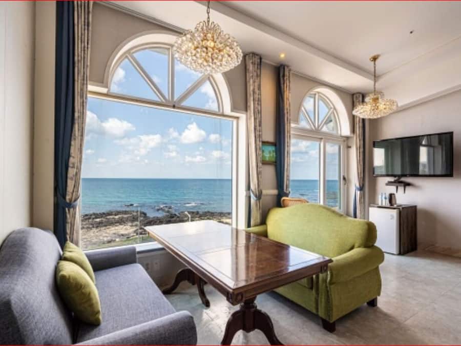 Ocean Suite C (with Bathtub)