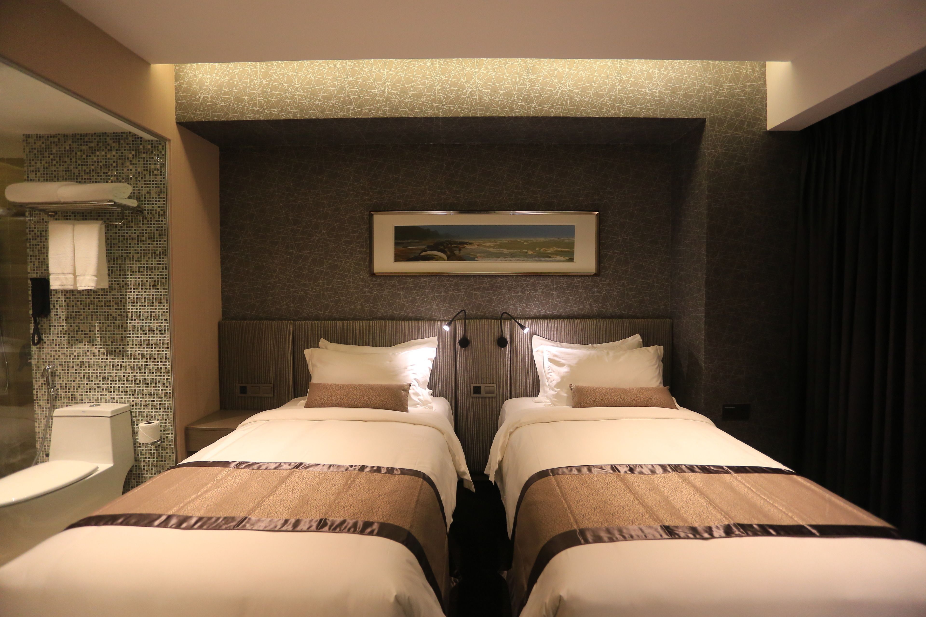 deluxe twin room | minibar, in-room safe, desk, blackout curtains