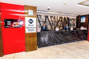 Una recepción de hotel con un cartel que indica 'Best Western Plus'.