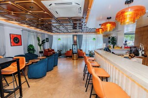 Ein modernes Interieur mit Barbereich, Sitzgelegenheiten und Blick ins Freie.