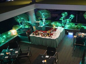 2 restauranter, middag serveres, fusjonsretter