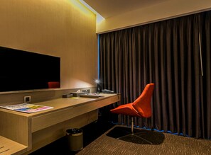 Rom – deluxe | Minibar, safe på rommet, skrivebord og blendingsgardiner