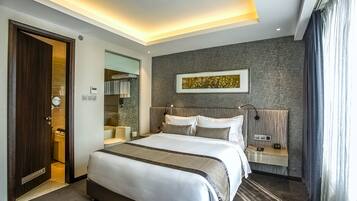 Executive-suite | Minibar, safe på rommet, skrivebord og blendingsgardiner