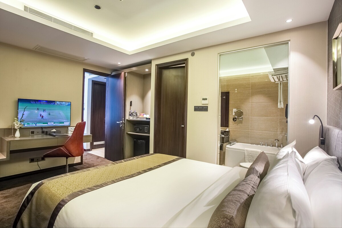 Minibar, in-room safe, desk, blackout drapes