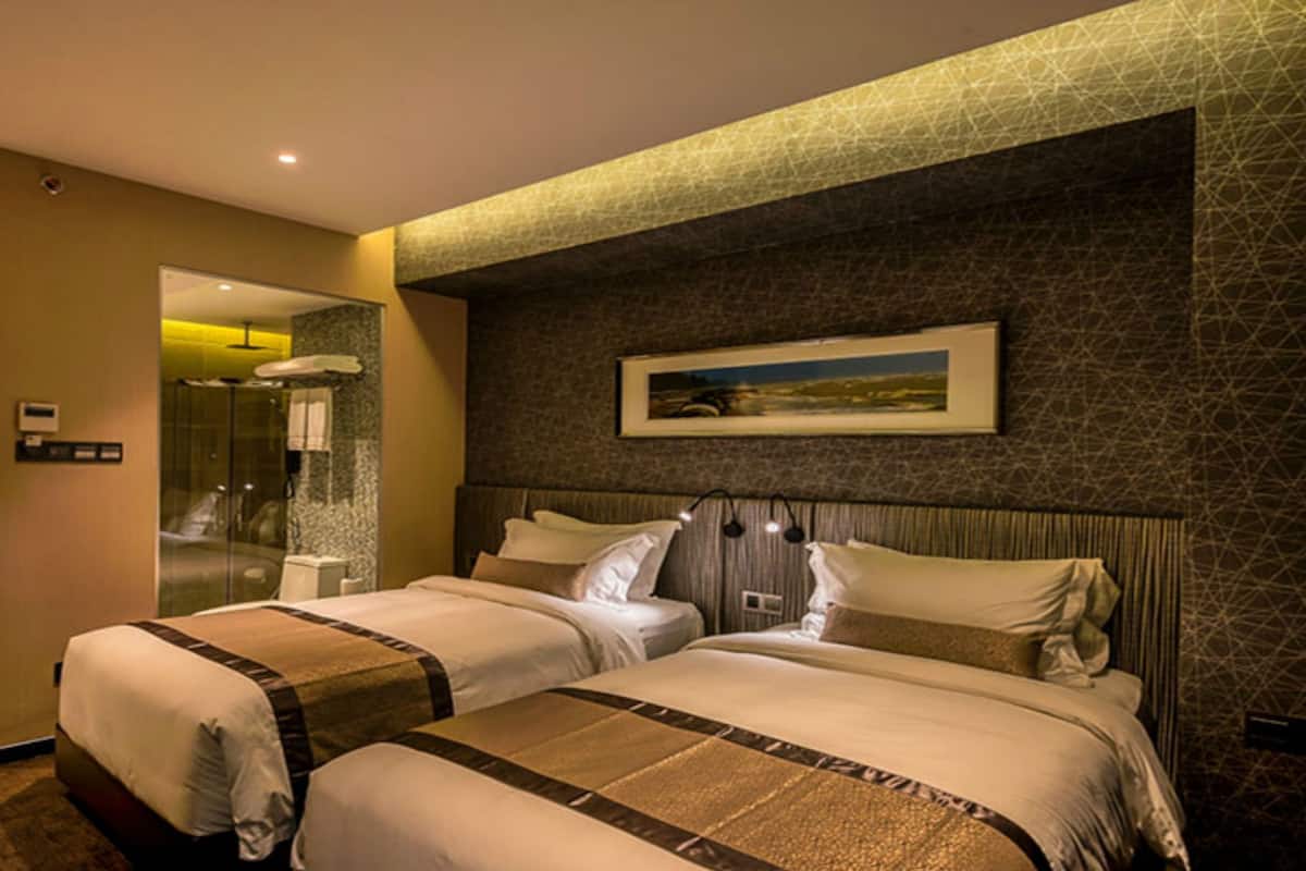 deluxe twin room | minibar, in-room safe, desk, blackout curtains