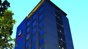 Un hotel de varios pisos con un letrero llamativo en la parte superior.