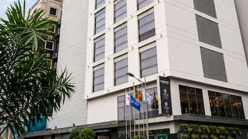 Een hoog, modern gebouw met een opvallend bord met de tekst 'Best Western PLUS Maple Leaf'.