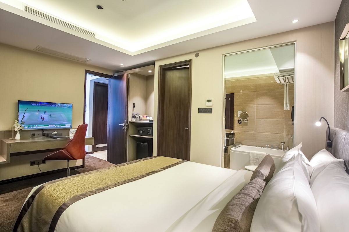 Minibar, caja de seguridad en la habitación y escritorio 