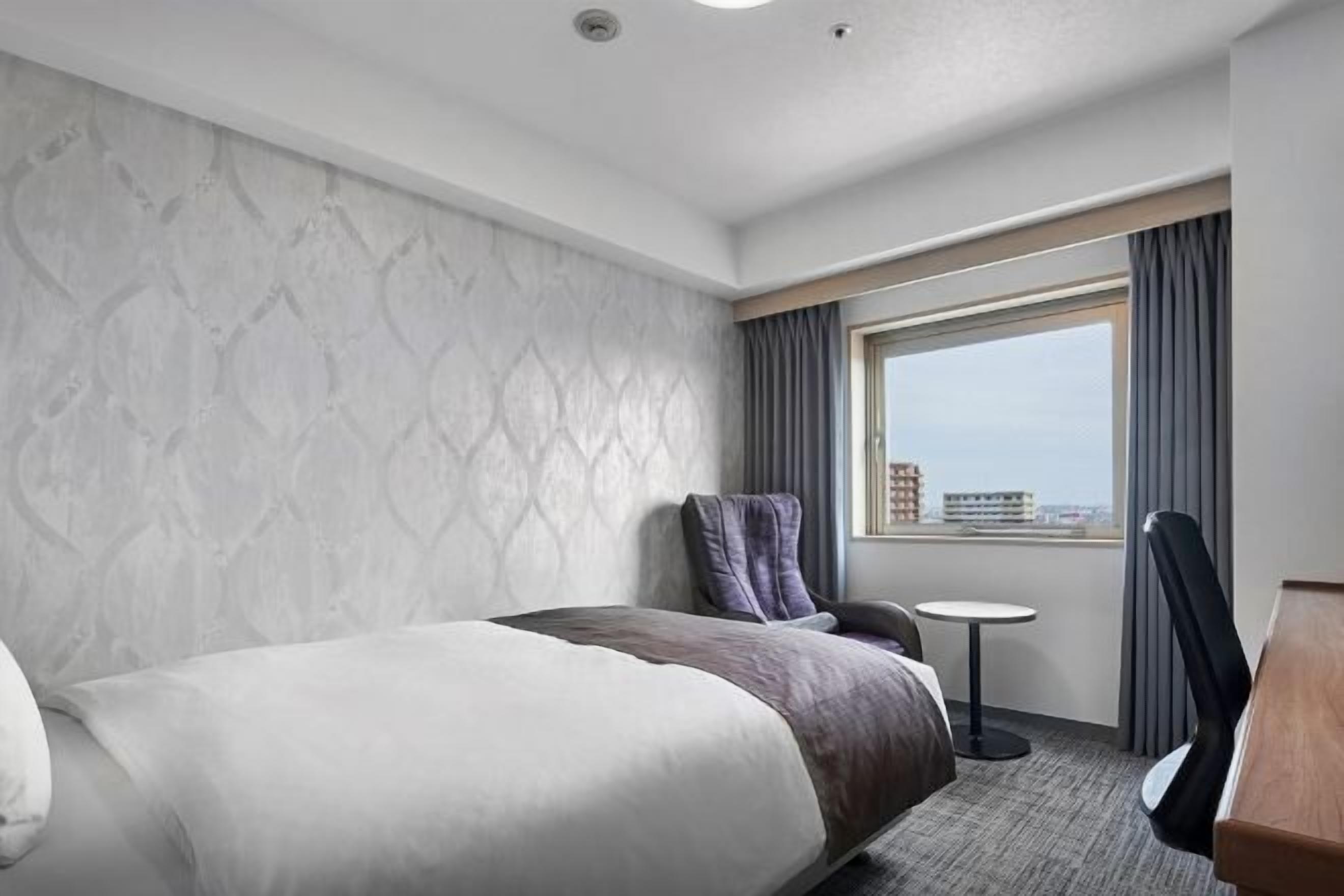 Escritorio, tabla de planchar con plancha, wifi gratis y ropa de cama 